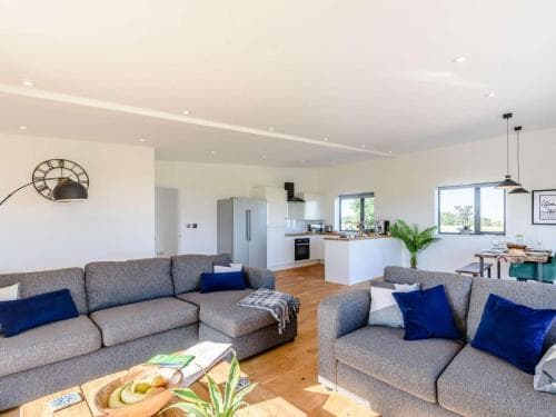 2-Bed Modern Bungalow - Outstanding Country Views Image 3