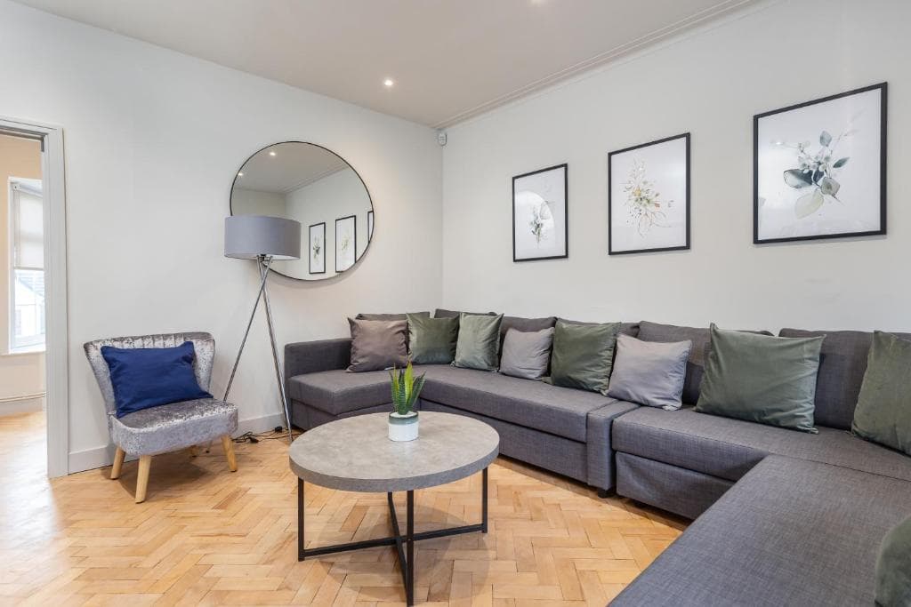 Cosy, Exclusive, Sheffield House near Peak District Image 3