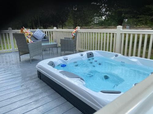 Springwood Lodge with Hot Tub Image 3