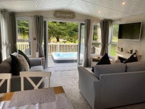 Springwood Lodge with Hot Tub Image 2