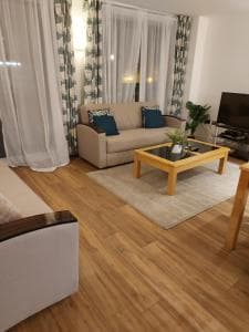 Large 2 Bed, 2 Bath, Free Parking & WiFi Image 3