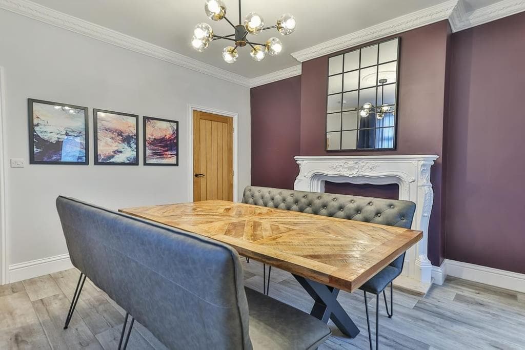 Luxury Spacious Pad with Games Room Image 1