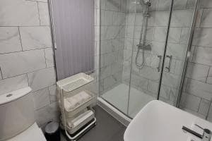 Kepler Residence Modern 4 Bedroom Property 1 mile from Leeds Centre Image 2