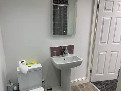 Huge studio close to city centre with free secure parking Image 2