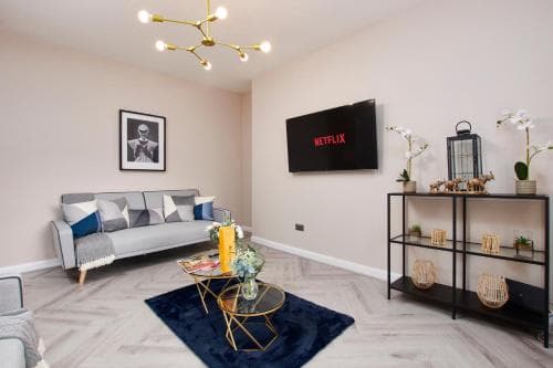 The Sophisticated Whitby Abode - Harbour Views - The Most Central Location Image 1