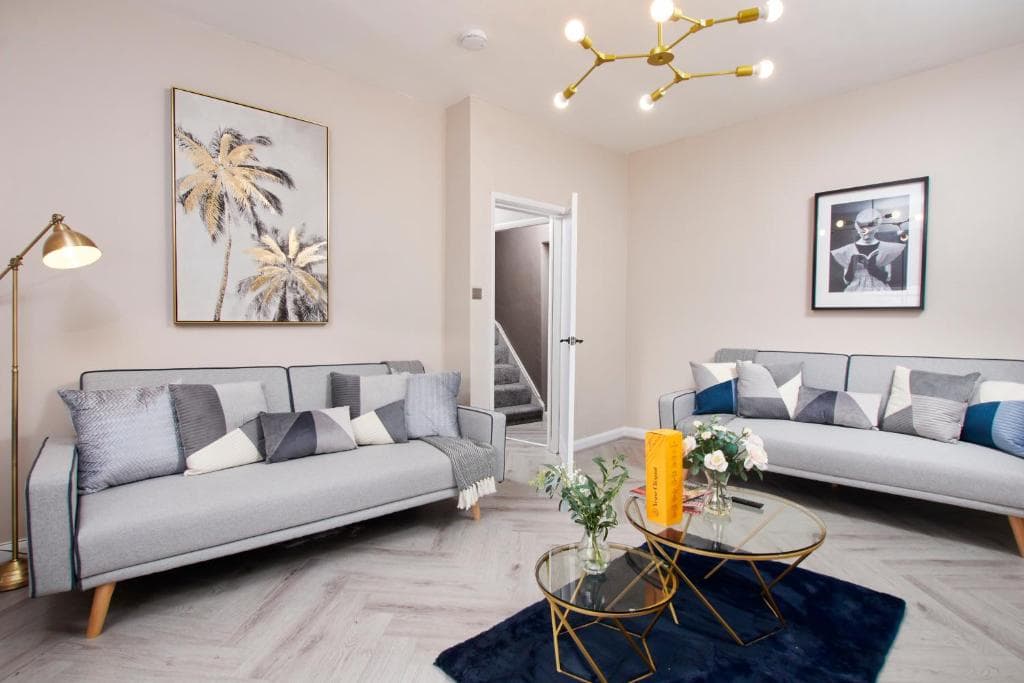 The Sophisticated Whitby Abode - Harbour Views - The Most Central Location Image 3