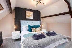 The Sophisticated Whitby Abode - Harbour Views - The Most Central Location Image 2