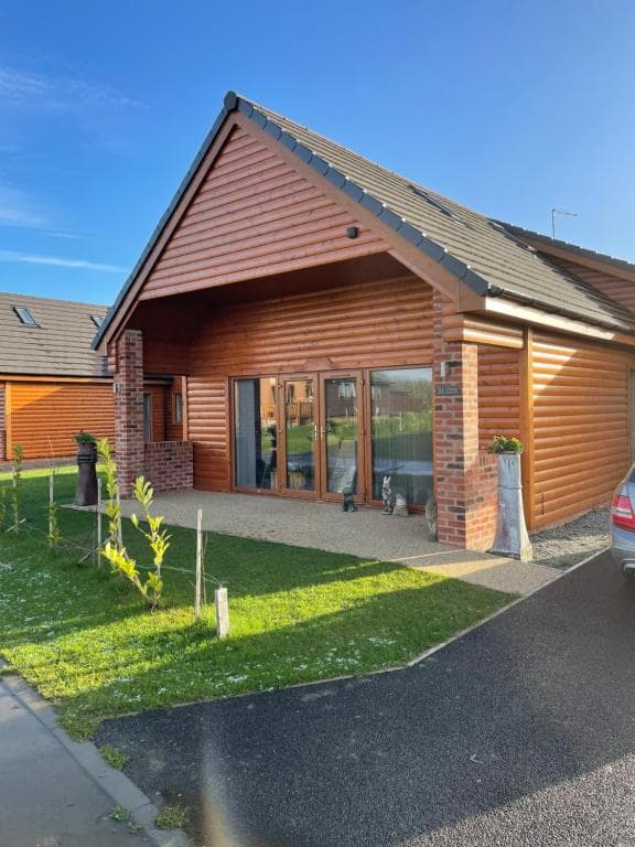 31 Cherry East Riding of Yorkshire Hot Tub & Fishing Image 1