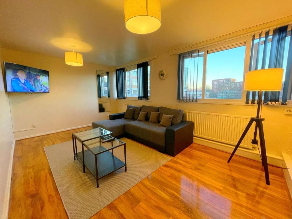 Spacious 3 Bedroom City Centre House Image 1