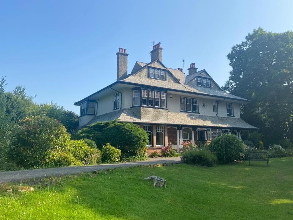 Picturesque Flat Surrounded By Stunning Gardens Image 1