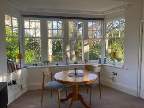 Picturesque Flat Surrounded By Stunning Gardens Image 3