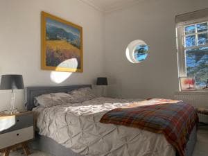 Picturesque Flat Surrounded By Stunning Gardens Image 2