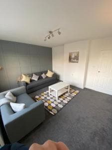 Captivating 3-Bedroom House Image 3