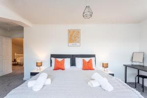 OnPoint -Spacious 3 Bedroom Apt With Parking! Image 1