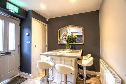 Central Huddersfield House, inc parking Image 1