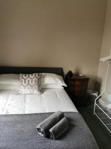 Central Huddersfield House, inc parking Image 3