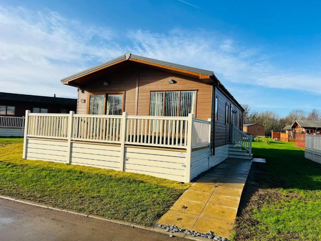 Rowan Lodge with Hot Tub Image 1