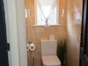 Pass the Keys Amazing, Newly renovated 5Bedroom House sleeps 10 Image 2