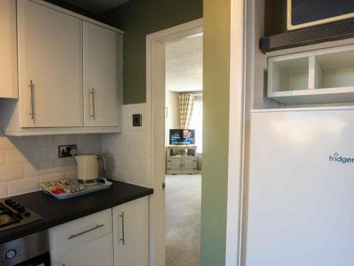 Pass the Keys newly renovated cosy 3 bedroom house free parking Image 3