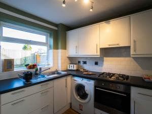 Pass the Keys newly renovated cosy 3 bedroom house free parking Image 2
