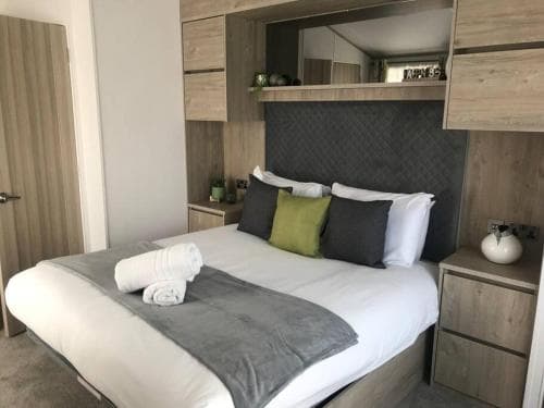 Jasmine Lodge with Hot Tub Image 2