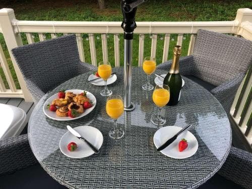 Jasmine Lodge with Hot Tub Image 1