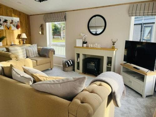 Bridgeview Lodge with Hot Tub Image 3