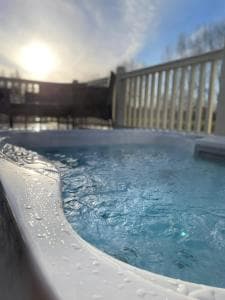 Bakers Lodge with Hot Tub Image 2