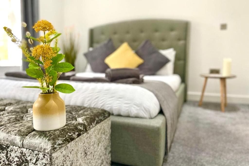GuestReady - Sleek Stylish Leeds City Apartment Sleep 4 Image 1