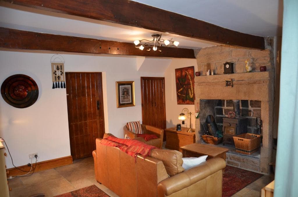 Stunning 2-Bed Cottage in Hebden Bridge Image 1