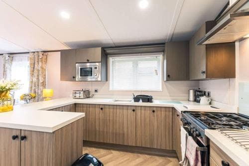 Fox Lodge with Hot Tub Image 2