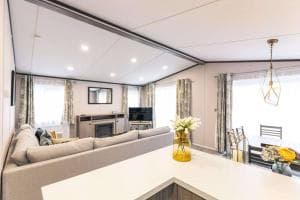 Fox Lodge with Hot Tub Image 1