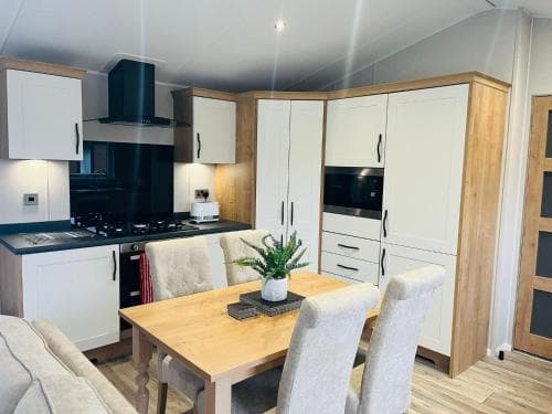 Enzo's Lodge with Hot Tub Image 3