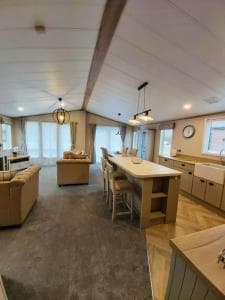 Waters Edge Lodge with Hot Tub Image 2