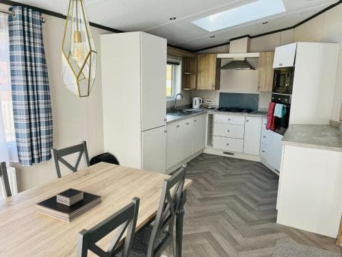 Bridgewater Lodge with Hot Tub Image 3