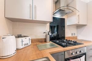 The Serenity Lodge with Hot Tub Image 2