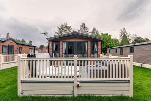 The Serenity Lodge with Hot Tub Image 3