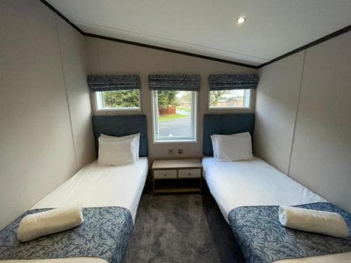 Oakwood Lodge with Hot Tub Image 3