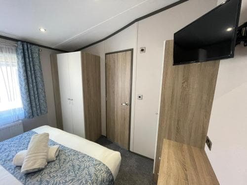 Oakwood Lodge with Hot Tub Image 2