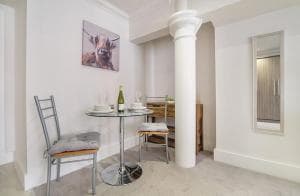 55 Cocoa Suites York, Parking onsite Image 2