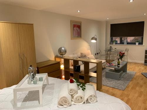 Modern, City Centre, Studio Apartment with FREE WIFI, GYM ACCESS, NETFLIX - West One Image 3