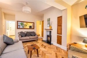 Pass the Keys Modern Spacious & Unique for 2 with Free Parking Image 3