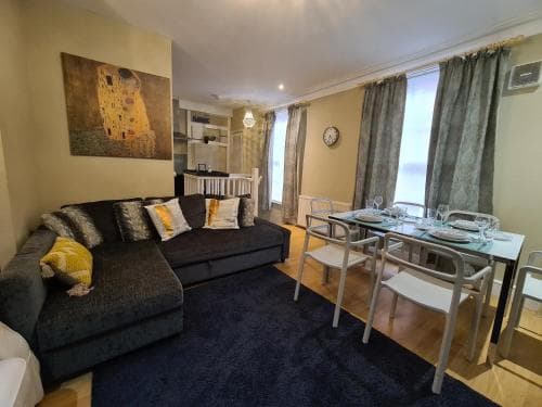 Stylish 2 Bedroom Apartment, Leeds Centre + Free Parking Image 2