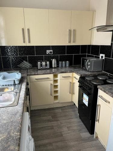 Milnrow Road - Spacious 3 bed house Image 2