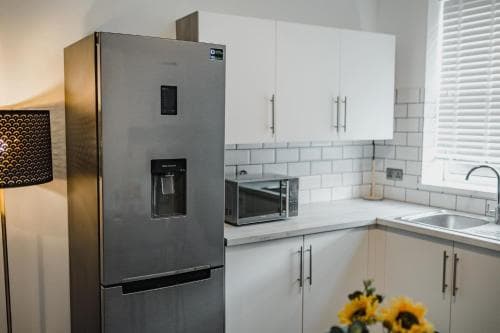 Newly Refurbished Sylish Hull 3 Bed Apartment Image 2