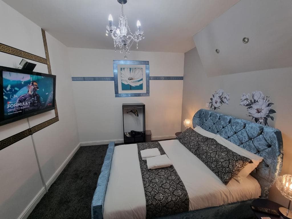 *** Well equipped home for a relaxing cosy and luxurious fun stay + Free Parking + Free Fast WiFi *** Image 1