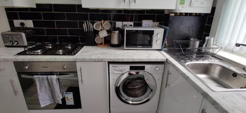 Homebird Property - Ashton House Image 2