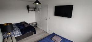 Homebird Property - Ashton House Image 1