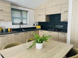 Honey Bee Lodge With Hot Tub Image 1