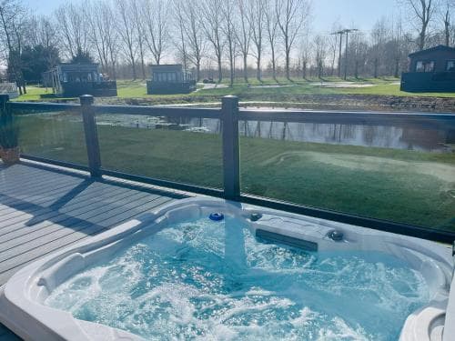 Four Seasons Lodge with Hot Tub Image 1